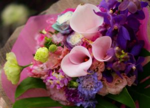 ピンクから紫系の大人っぽい花束