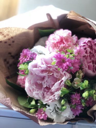 送別会や退職祝いに贈る花束の相場は 男性には 疑問を解決 お花選びのコンシェルジュ