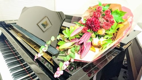 ピアノにバレエ 発表会の花束の気になる相場や種類について お花選びのコンシェルジュ
