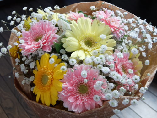 ガーベラの色や花束の作り方を紹介 自宅に飾る時のアイディアも お花選びのコンシェルジュ