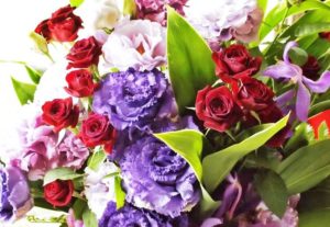 濃いめの紫のトルコキキョウの花束