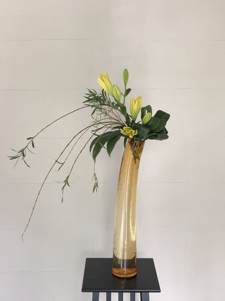 花器からのインスピレーション ガラスの細長い円柱形の花瓶に活ける お花選びのコンシェルジュ