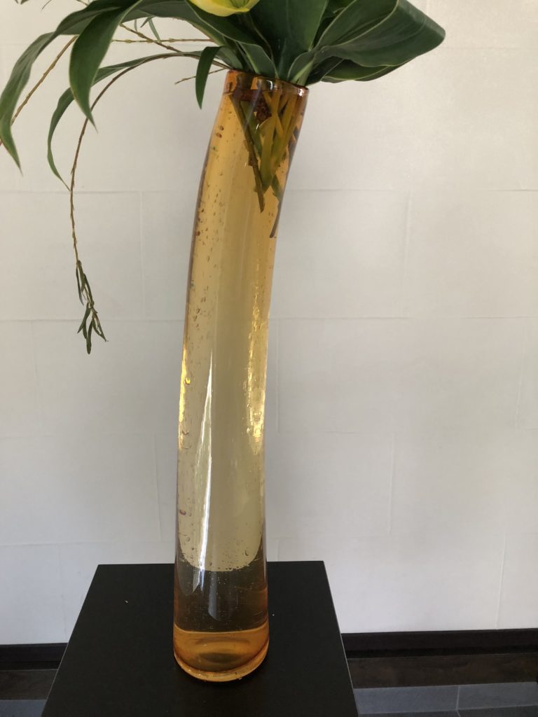 花器からのインスピレーション ガラスの細長い円柱形の花瓶に活ける お花選びのコンシェルジュ