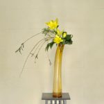 花器からのインスピレーション。ガラスの細長い円柱形の花瓶に活ける