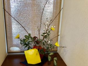 オレンジと黄色、花器を2つ使って活ける