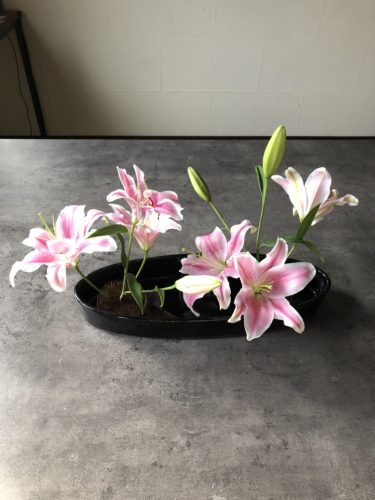 百合を短くカットし活ける