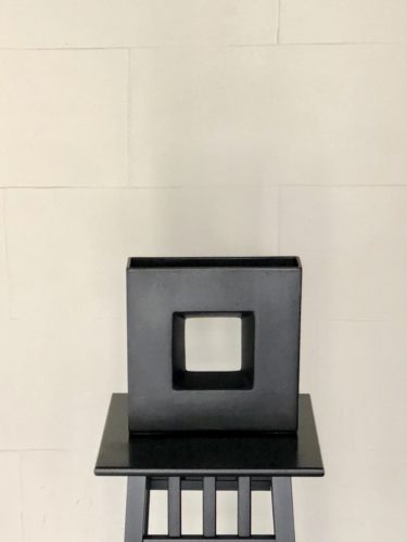 黒い投げ入れの花器