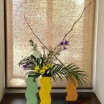 春らしい色の3つの花器を使って活ける