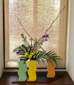 春らしい色の３つの花器を使って活ける
