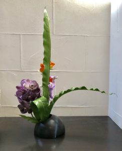 バラの生け方も様々。いつもの主役が今回は脇役で！