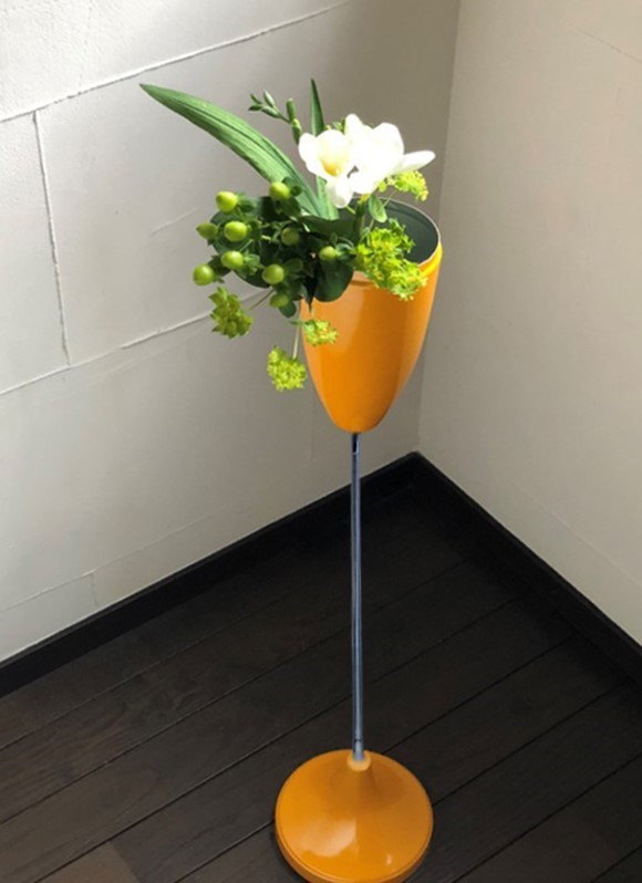 花瓶以外の物にお花を飾る、代用品は何と灰皿！　