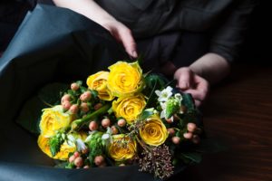 花束はラッピングでこんなにも変わる！色を変えて検証します。