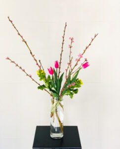 お正月のお花の飾り方　玄関におすすめは枝若松にチューリップや胡蝶蘭を合わせて