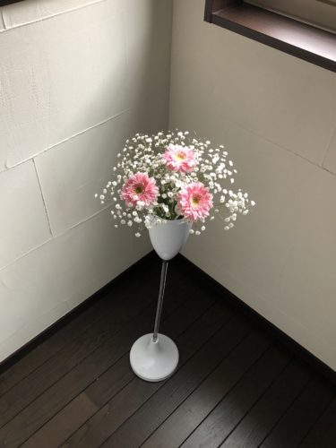 人気のお花 ガーベラの飾り方 花瓶の代用品はおしゃれなスタンド灰皿 お花選びのコンシェルジュ