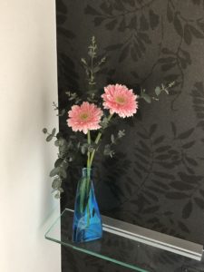 人気のお花 ガーベラの飾り方 花瓶の代用品はおしゃれなスタンド灰皿 お花選びのコンシェルジュ