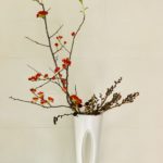 枝物を2種類だけ使用した生け花。