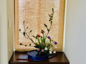 今週もつぼみ付きの枝物。メインのお花は春を代表するチューリップ！