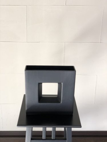 黒い花器