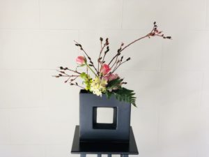 黒猫柳と春のお花の生け花