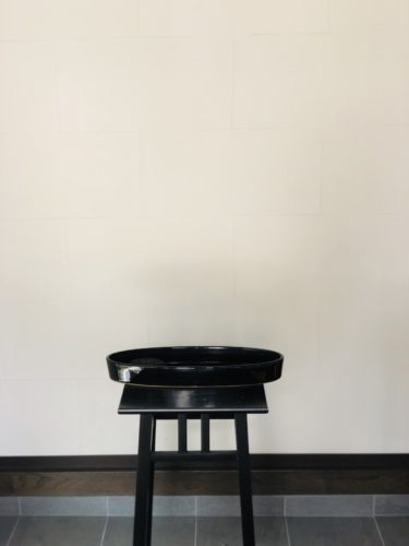 黒の楕円形の水盤