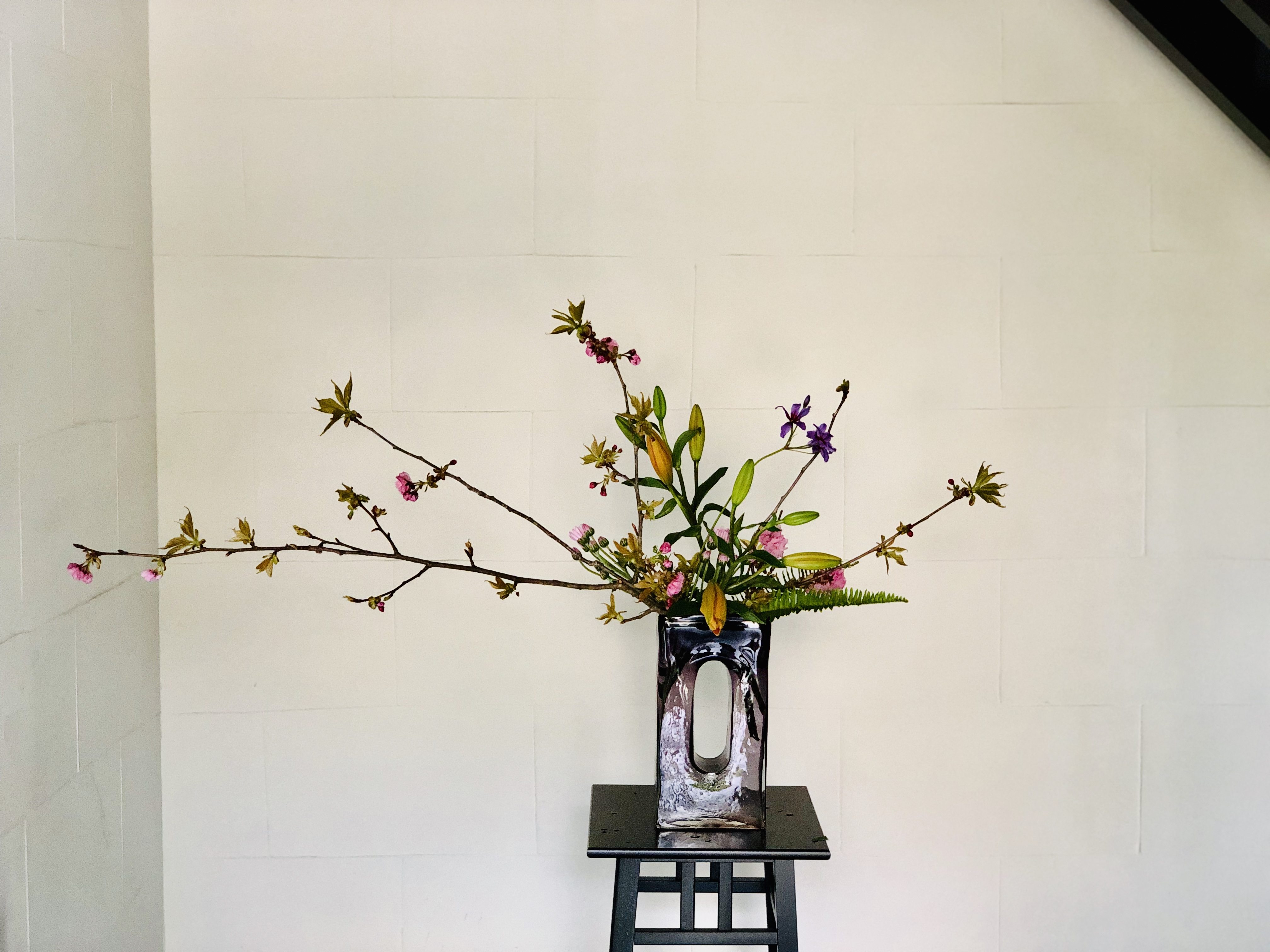 遅咲きの桜、関山桜を使用した生け花