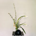 初夏のさわやかな色合わせ。カラーがメインの生け花。