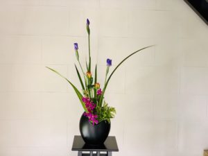 五月らしい生け花。花菖蒲はキリリと垂直方向に。