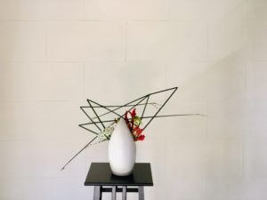 初夏に活けたい花材、フトイ。線の面白さと花器との一体感。