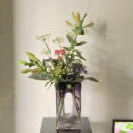 紫のガラスの花器は、お花の色数が多い時に案外重宝するんです。