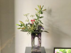 紫のガラスの花器は、お花の色数が多い時に案外重宝するんです。