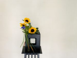 ひまわりとヒメガマ。夏らしい生け花と言えばやっぱりこのお花！