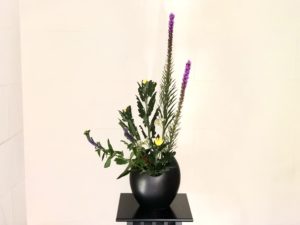 和風な花材は、活け方もシンプルに。
