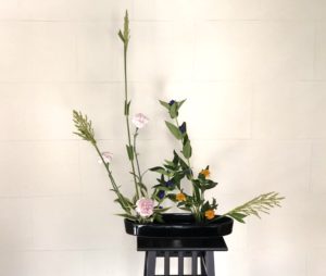 剣山を2か所に分けて活ける