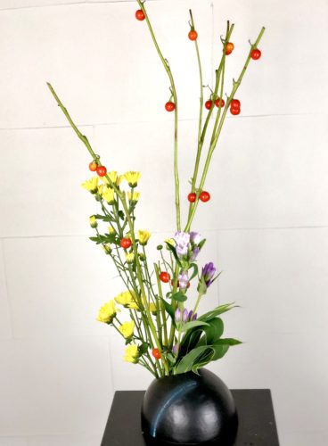 スプレーマムとドラセナを活ける