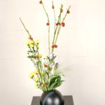 食べられません。秋の定番花材、花なすを使った生け花