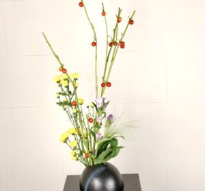 食べられません。秋の定番花材、花なすを使った生け花
