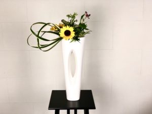 ひまわりと秋のお花を組み合わせた生け花