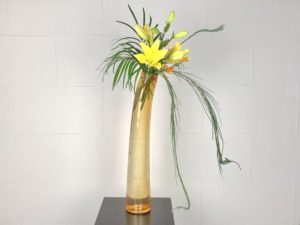 しっかり矯める 背の高い黄色のガラス花器を使って