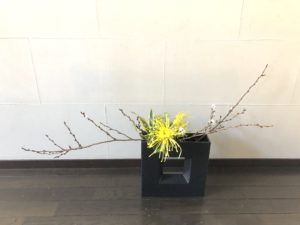 今回はシンプルに。寒桜を使った生け花