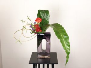 枝物と葉物。役割を入れ替えて活ける。