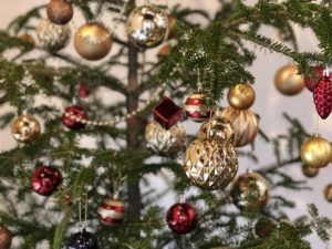 IKEAの本物のもみの木でクリスマスツリー、2019年版。飾り方やオーナメントを紹介。