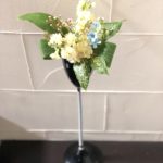 小さな空間にお花を飾る　花器の代用品は灰皿！