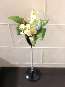 小さな空間にお花を飾る 花器の代用品は灰皿!