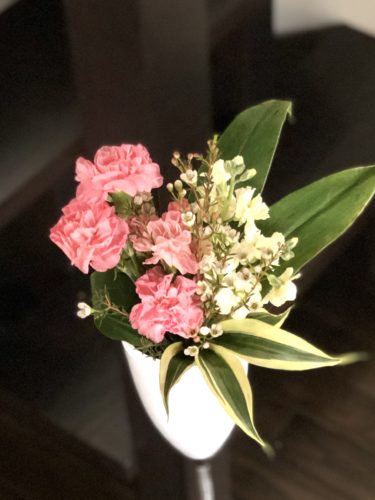 小さな空間にお花を飾る 花器の代用品は灰皿 お花選びのコンシェルジュ