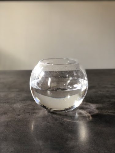 球形のガラスの花瓶