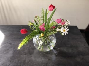 今週のお花の定期便。チューリップ、スイトピー、フリージア。春の生け花！