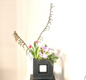 今週のお花の定期便。チューリップ・スイトピーの春らしい配色の生け花