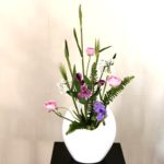 今週のお花の定期便。ピンクと紫で大人っぽい春の生け花