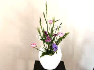 今週のお花の定期便。ピンクと紫で大人っぽい春の生け花