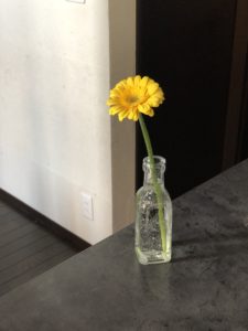 お花一輪の飾り方。数輪のお花の飾り方。
